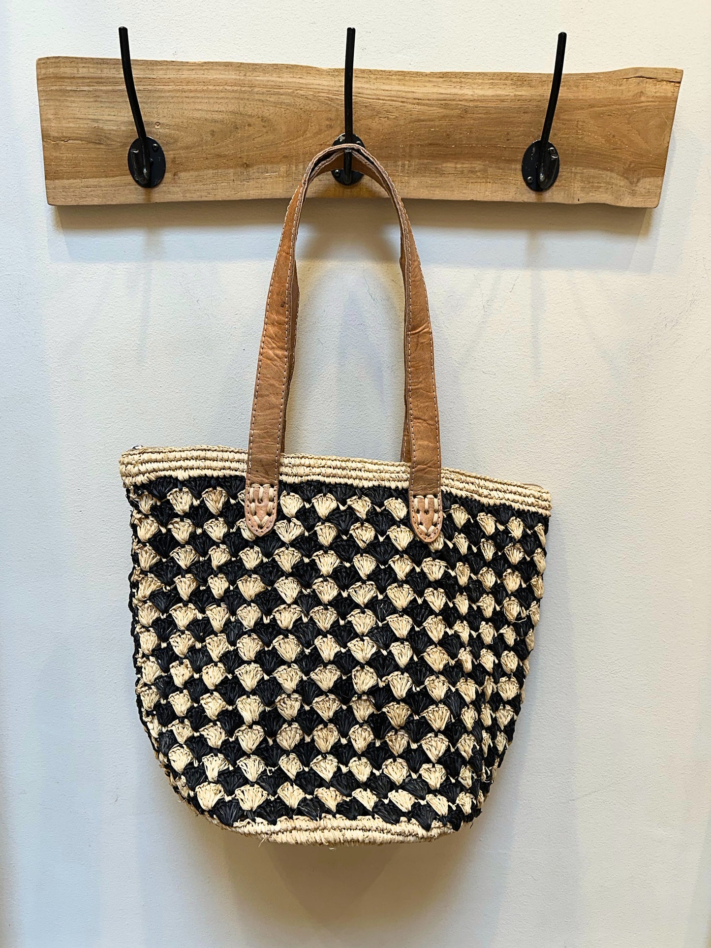 Reza basket bag in raffia | Black & natural