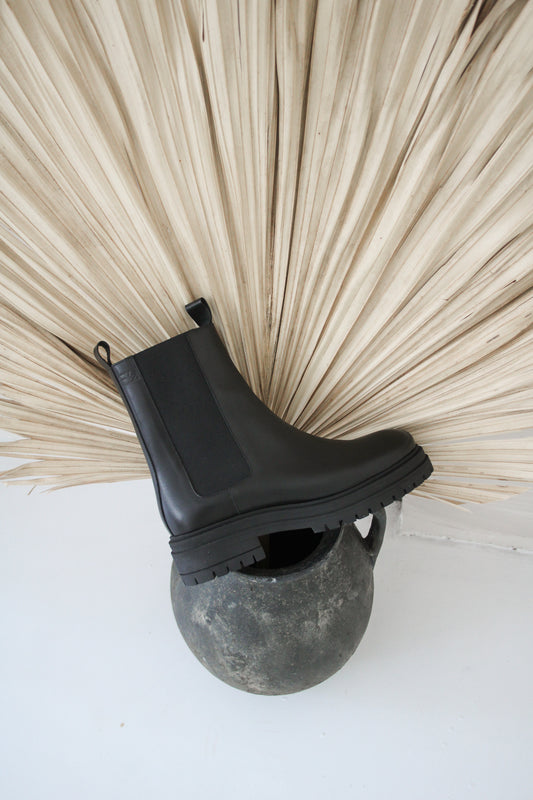 Amy Chelsea boots in Black