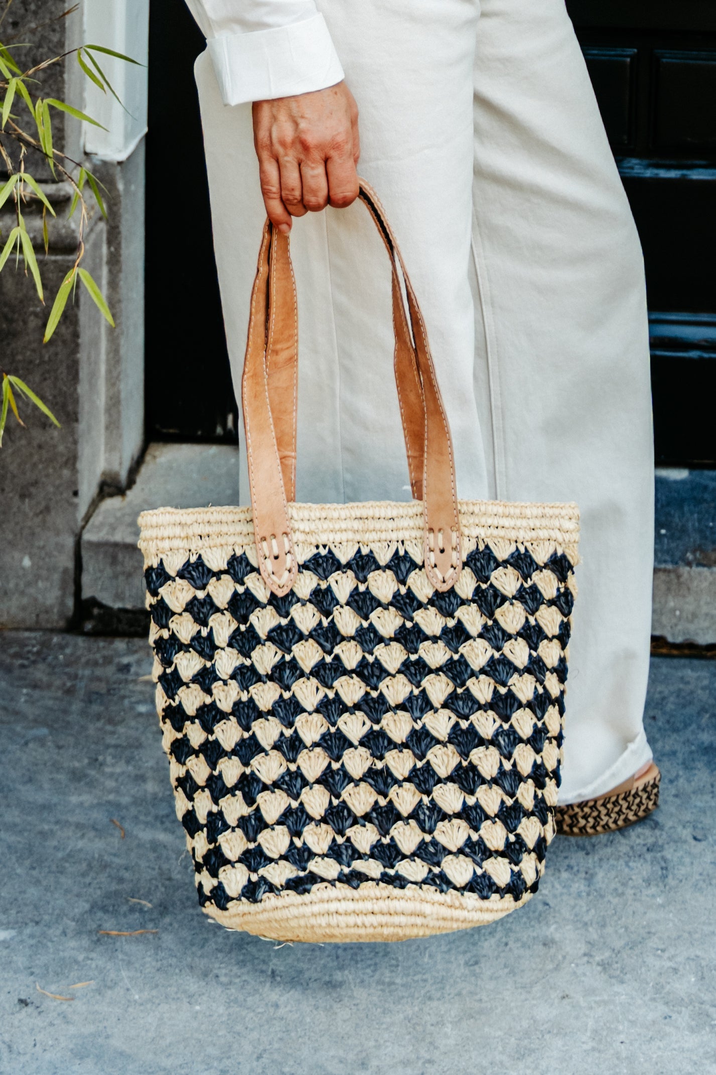 Reza basket bag in raffia | Black & natural