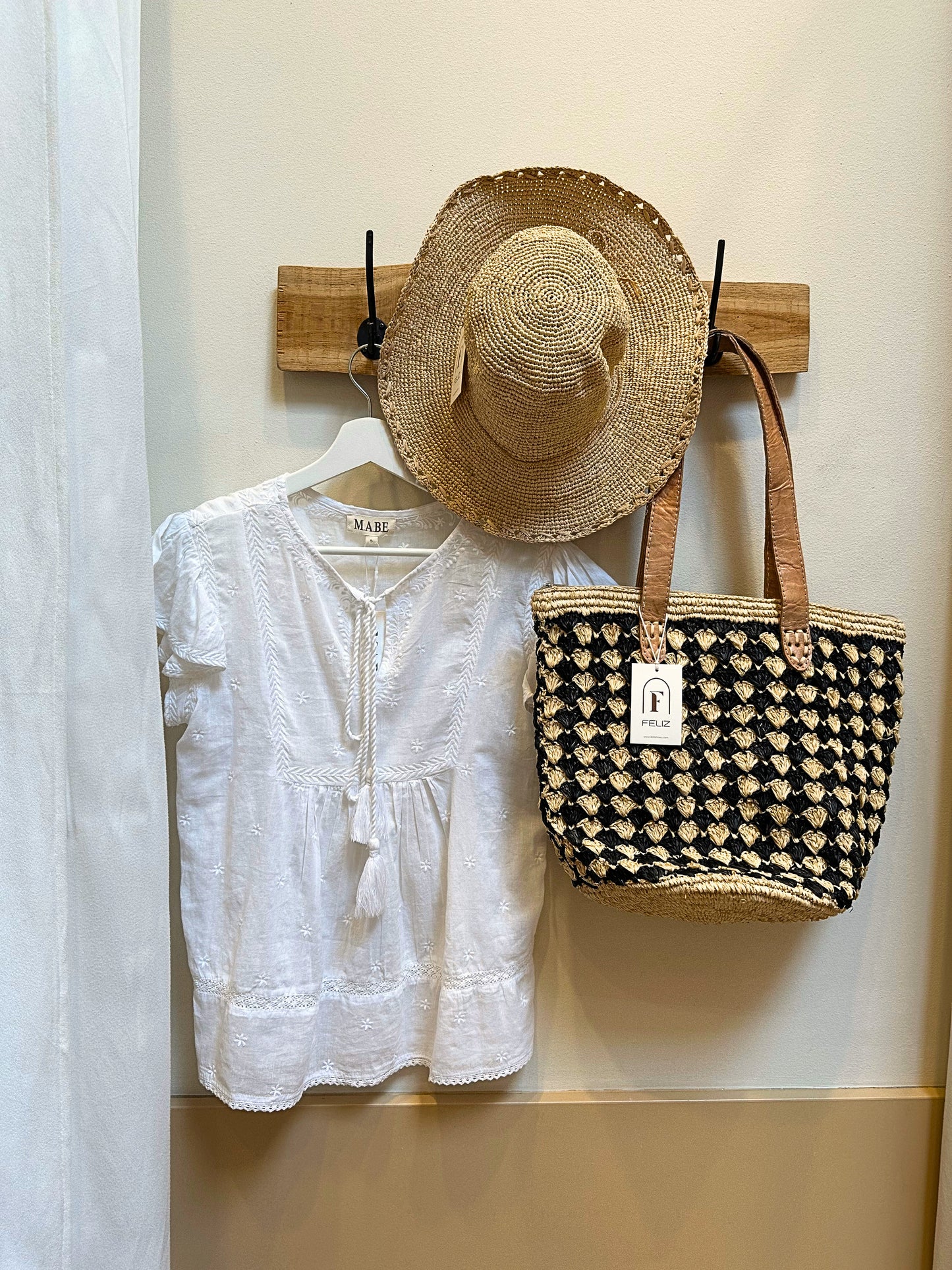 Reza basket bag in raffia | Black & natural