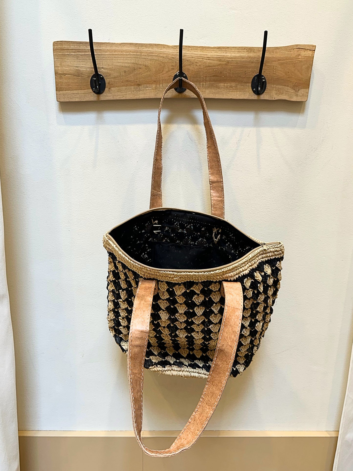 Reza basket bag in raffia | Black & natural