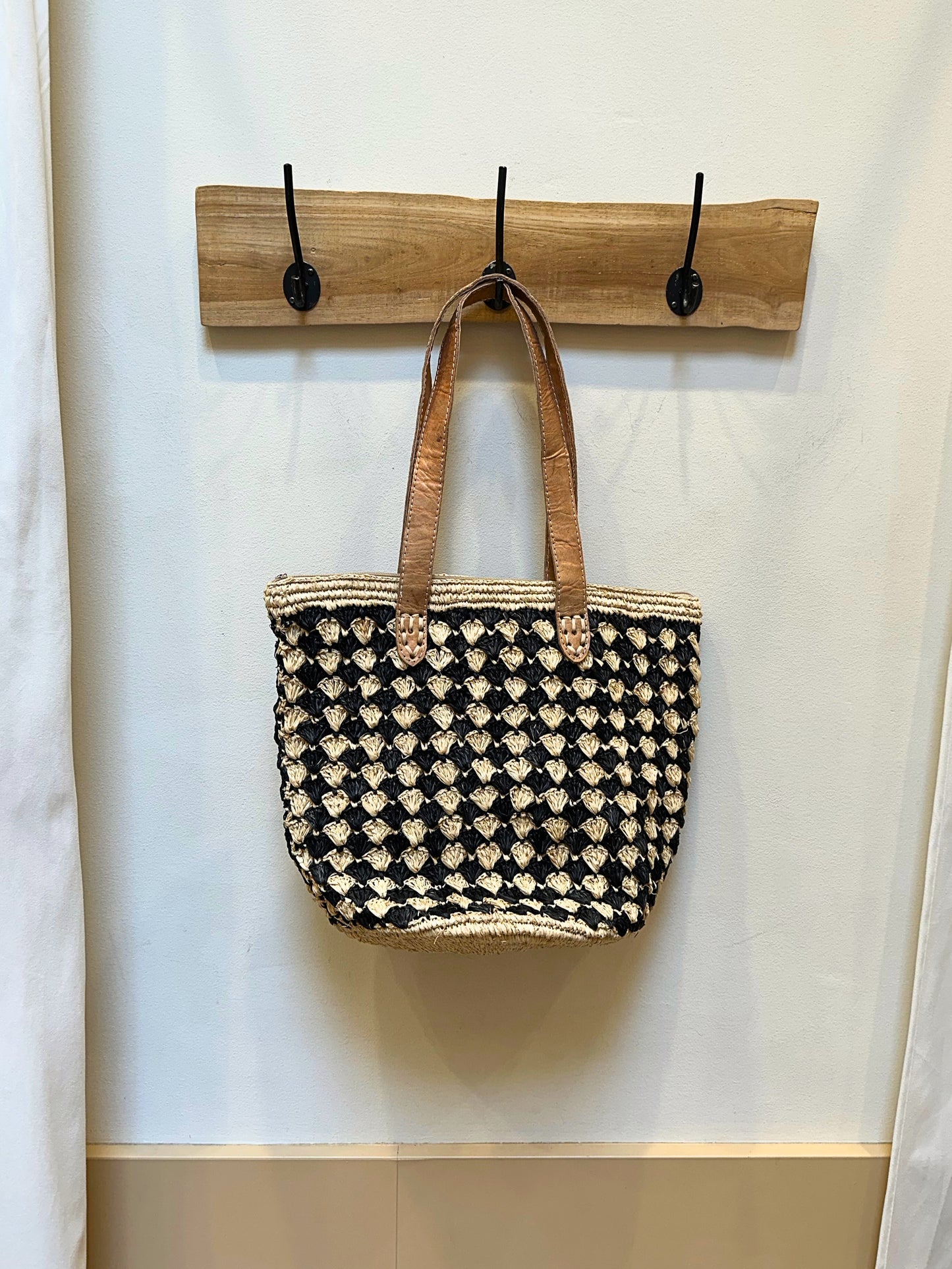 Reza basket bag in raffia | Black & natural