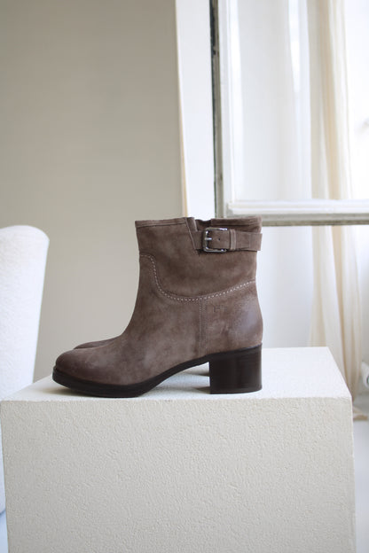 Bibi ankle boots in 'Carbon grey' suede