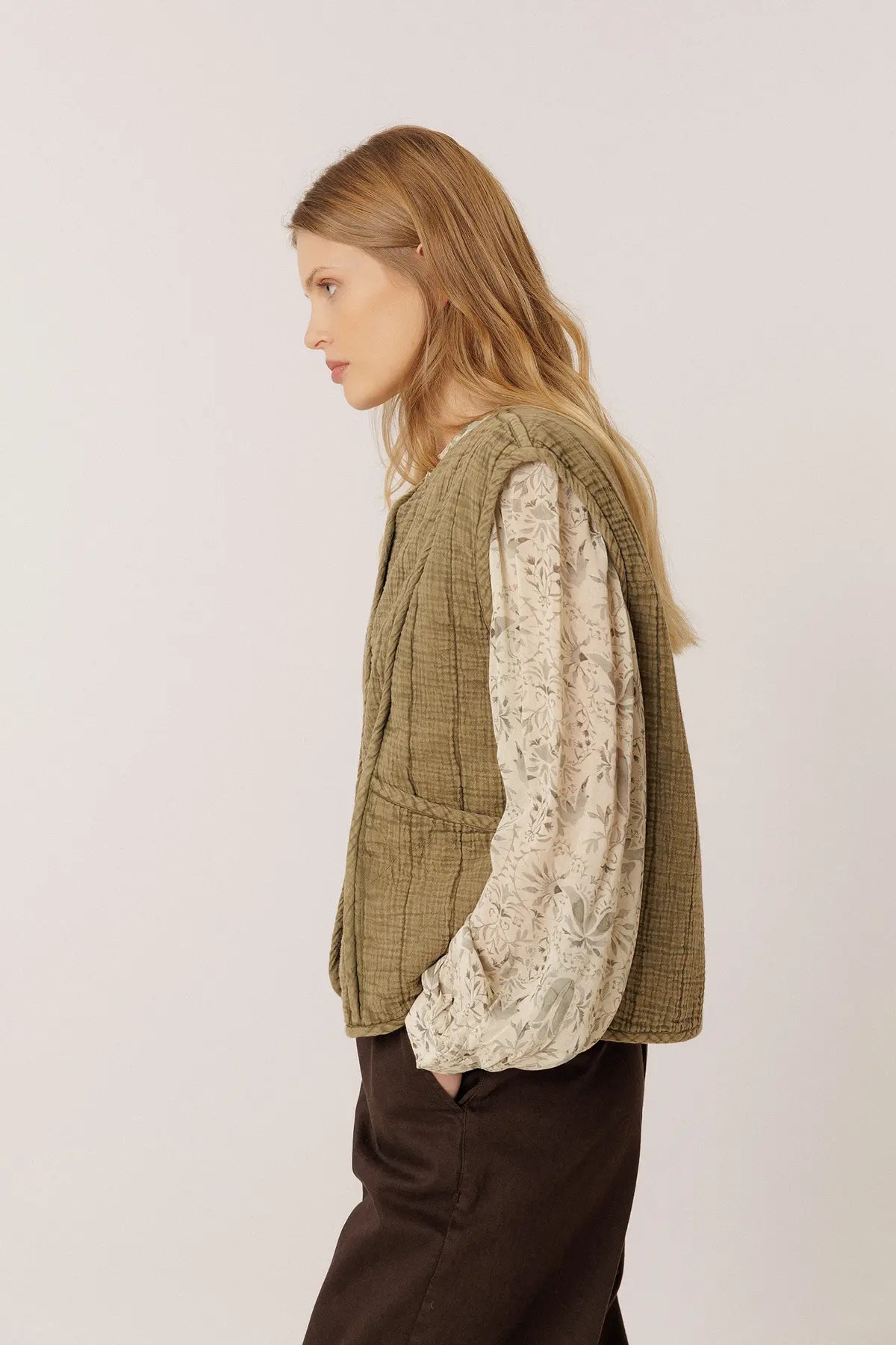 Indi & Cold Cotton Quilted Gilet in Khaki