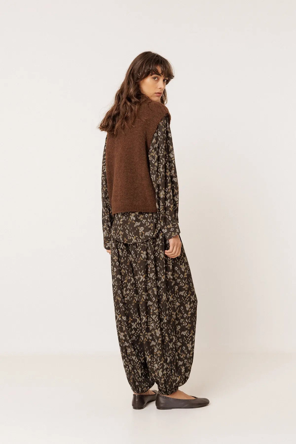 Indi & Cold Sleeveless Knit Vest in Brown