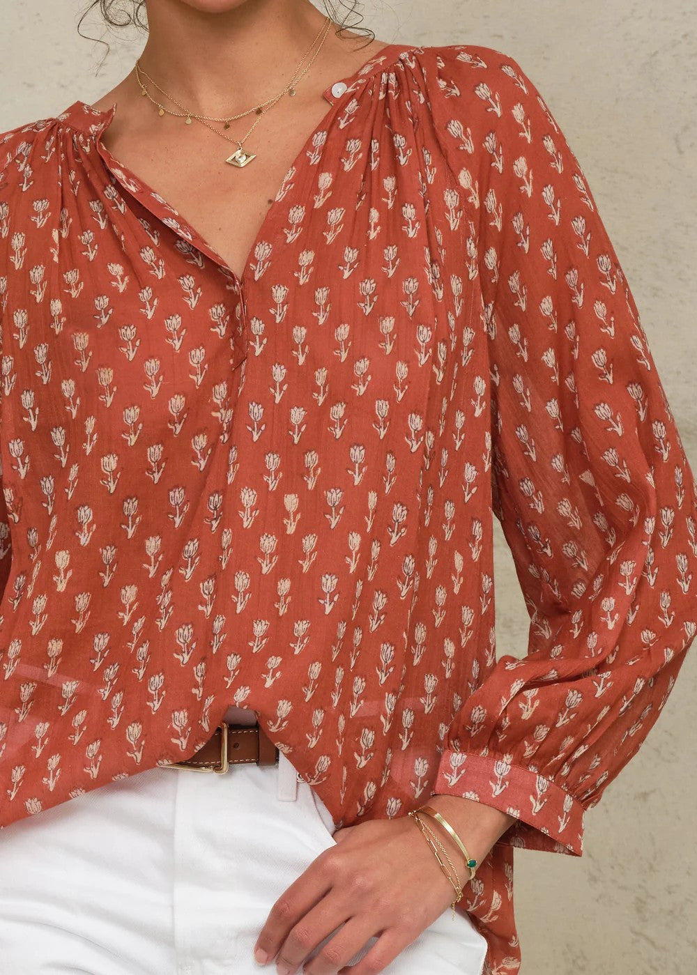 Summer blouse with floral print in Rust | M.A.B.E.