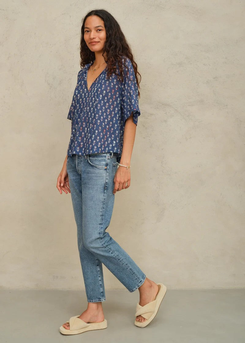 Short sleeve summer blouse with tulip print in Navy | M.A.B.E.