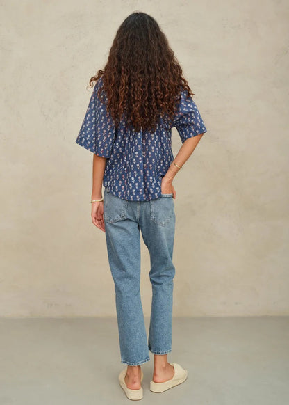 Short sleeve summer blouse with tulip print in Navy | M.A.B.E.