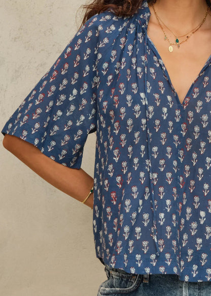 Short sleeve summer blouse with tulip print in Navy | M.A.B.E.