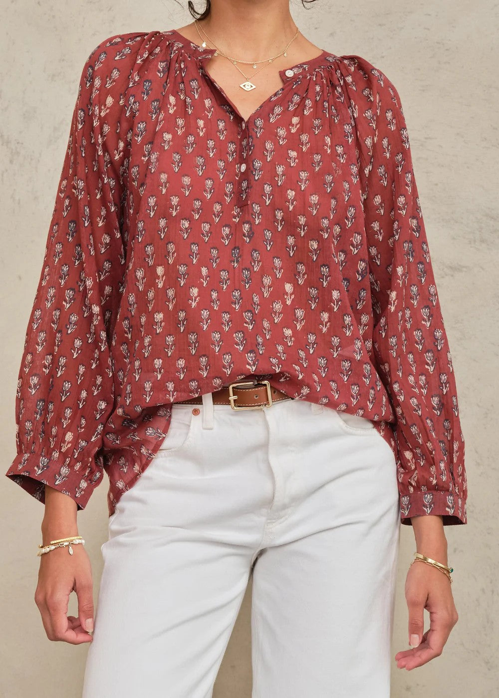 Summer blouse with floral print in Berry | M.A.B.E.