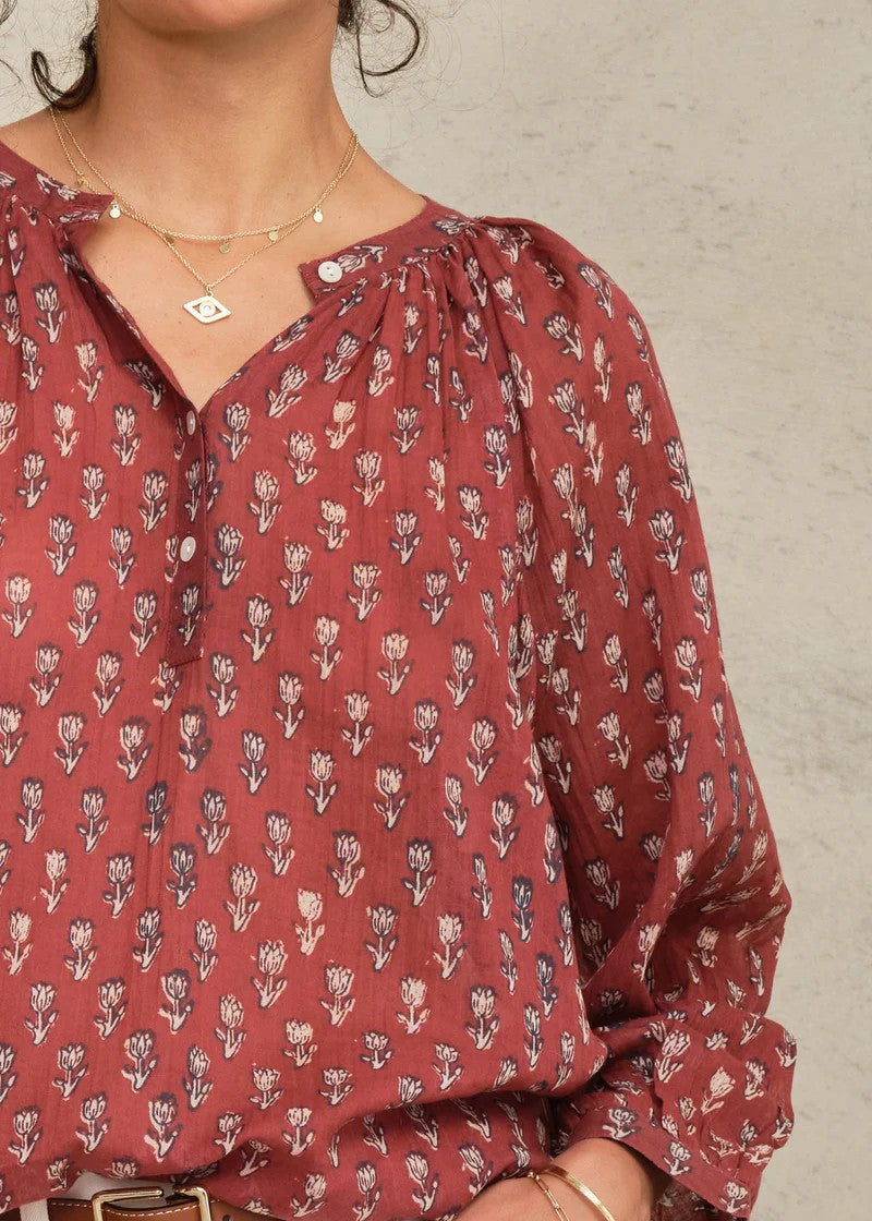 Summer blouse with floral print in Berry | M.A.B.E.