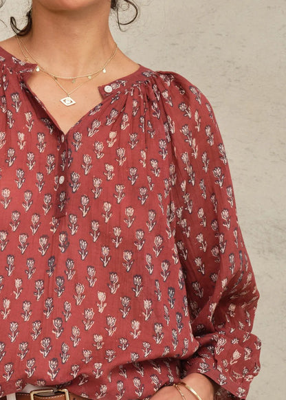 Summer blouse with floral print in Berry | M.A.B.E.