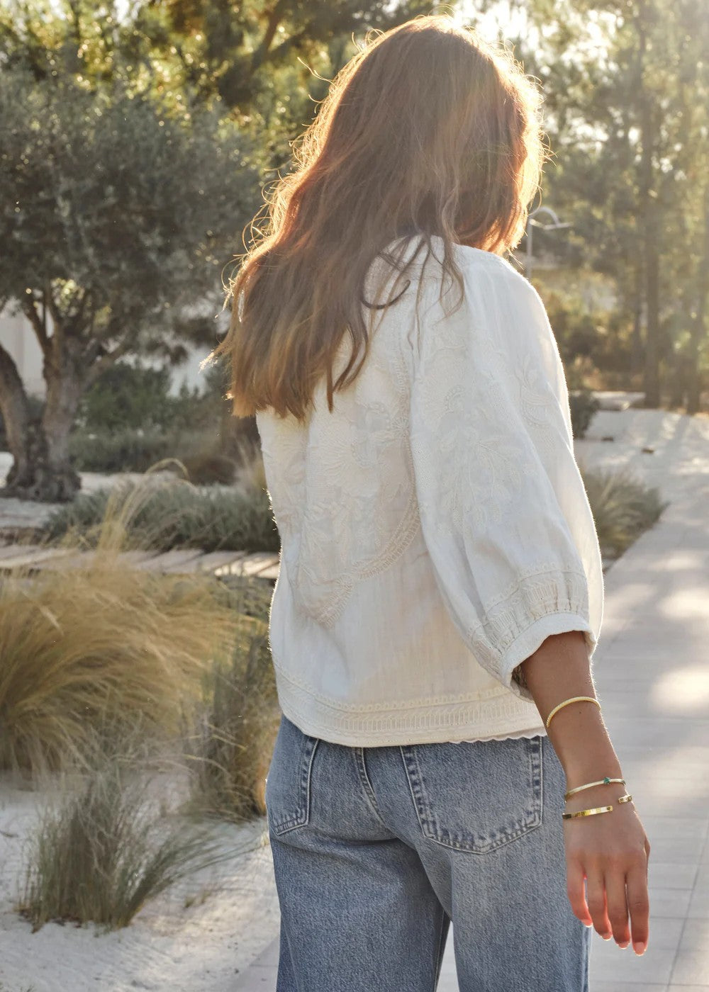 Jasje met bloemenborduursels in Off white | M.A.B.E.