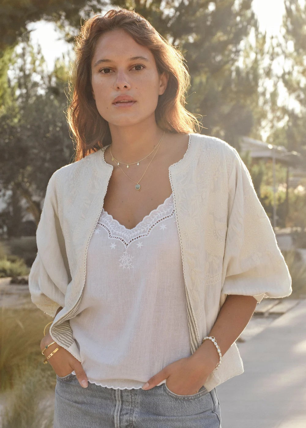 Jasje met bloemenborduursels in Off white | M.A.B.E.
