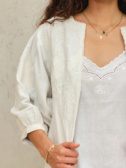 Jasje met bloemenborduursels in Off white | M.A.B.E.
