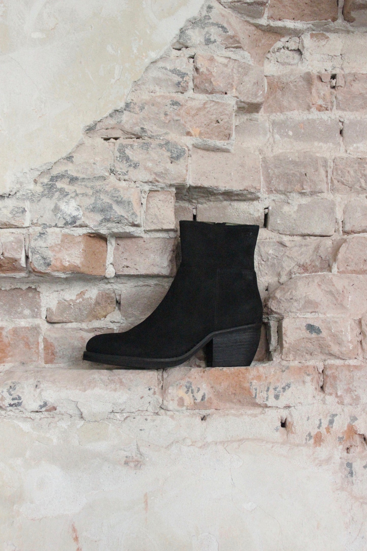 Donna ankle boots in 'Black' nubuck